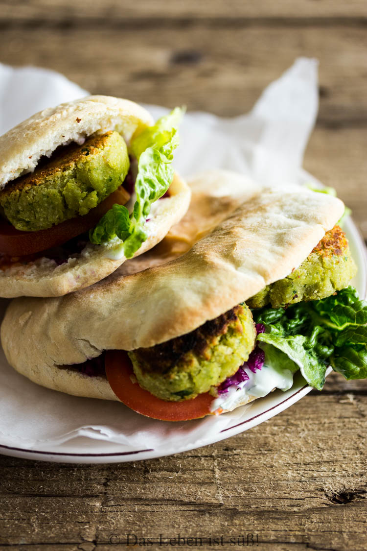 Selbstgemachte Falafel mit Pita Brot und Krautsalat DAS