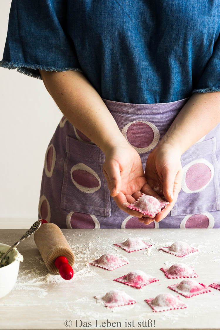 Rote Bete Ravioli mit Ziegenkäse und Kräutern – DAS LEBEN IST SÜSS!