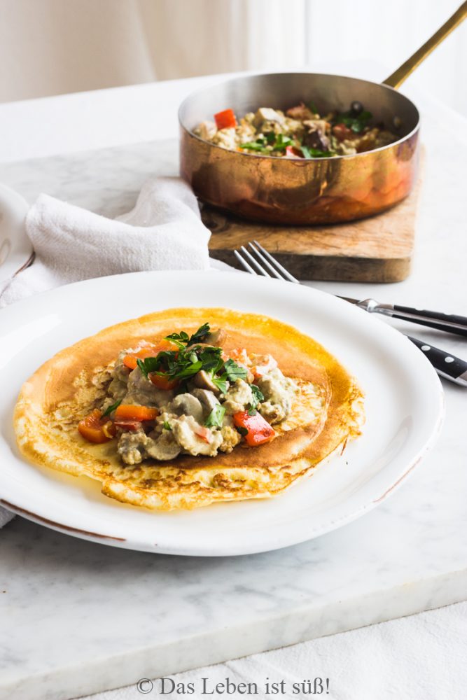 Herzhafte Pfannkuchen mit Pilz-Paprika Sauce - DAS LEBEN IST SÜSS!